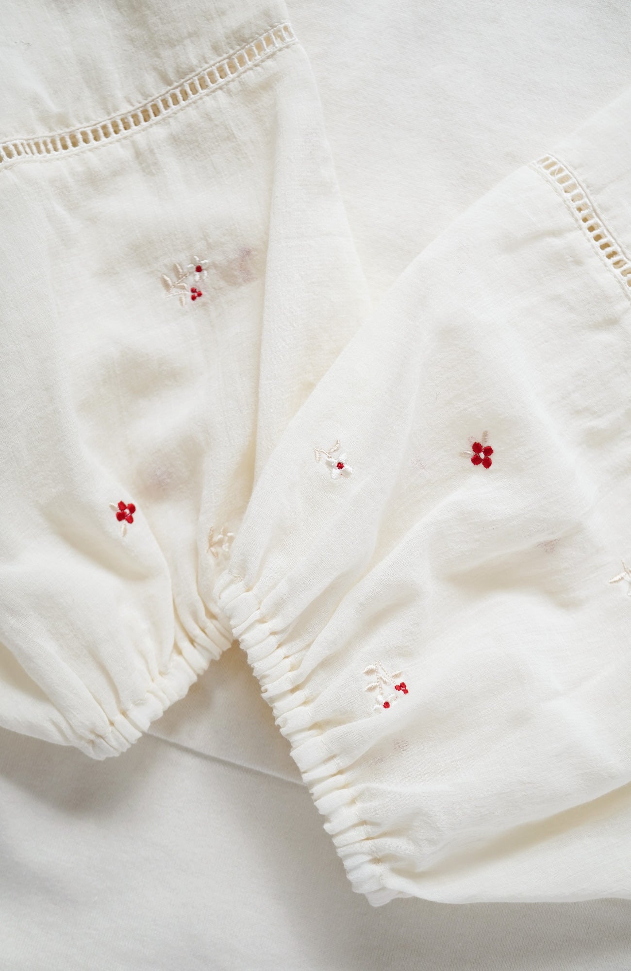 Flower Embroidery Gathered Sleeve Pullover (2025 Autumn & Winter Collection)