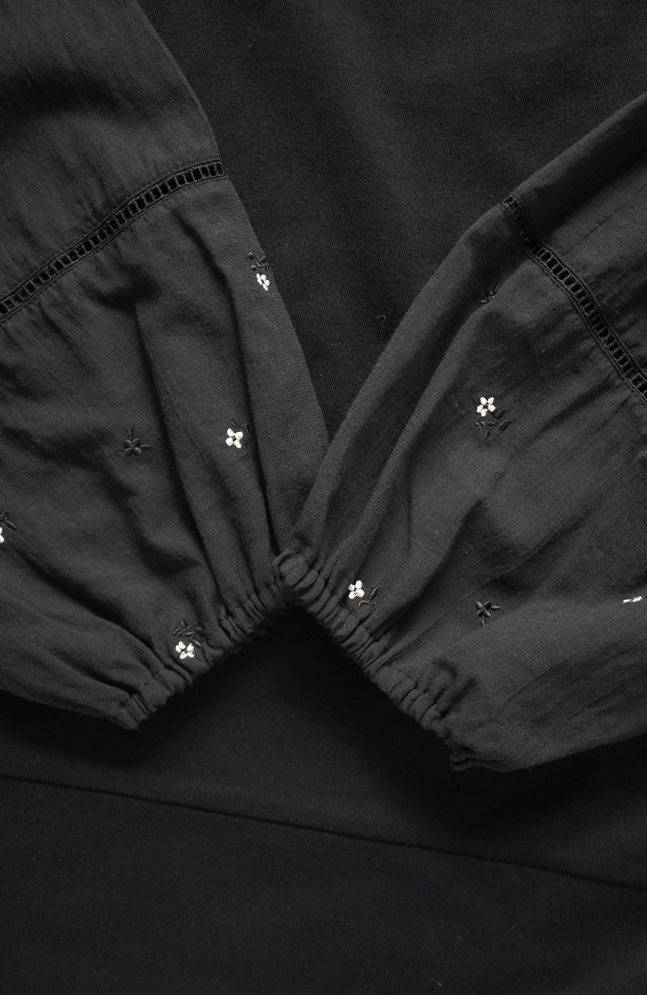 Flower Embroidery Gathered Sleeve Pullover (2025 Autumn & Winter Collection)
