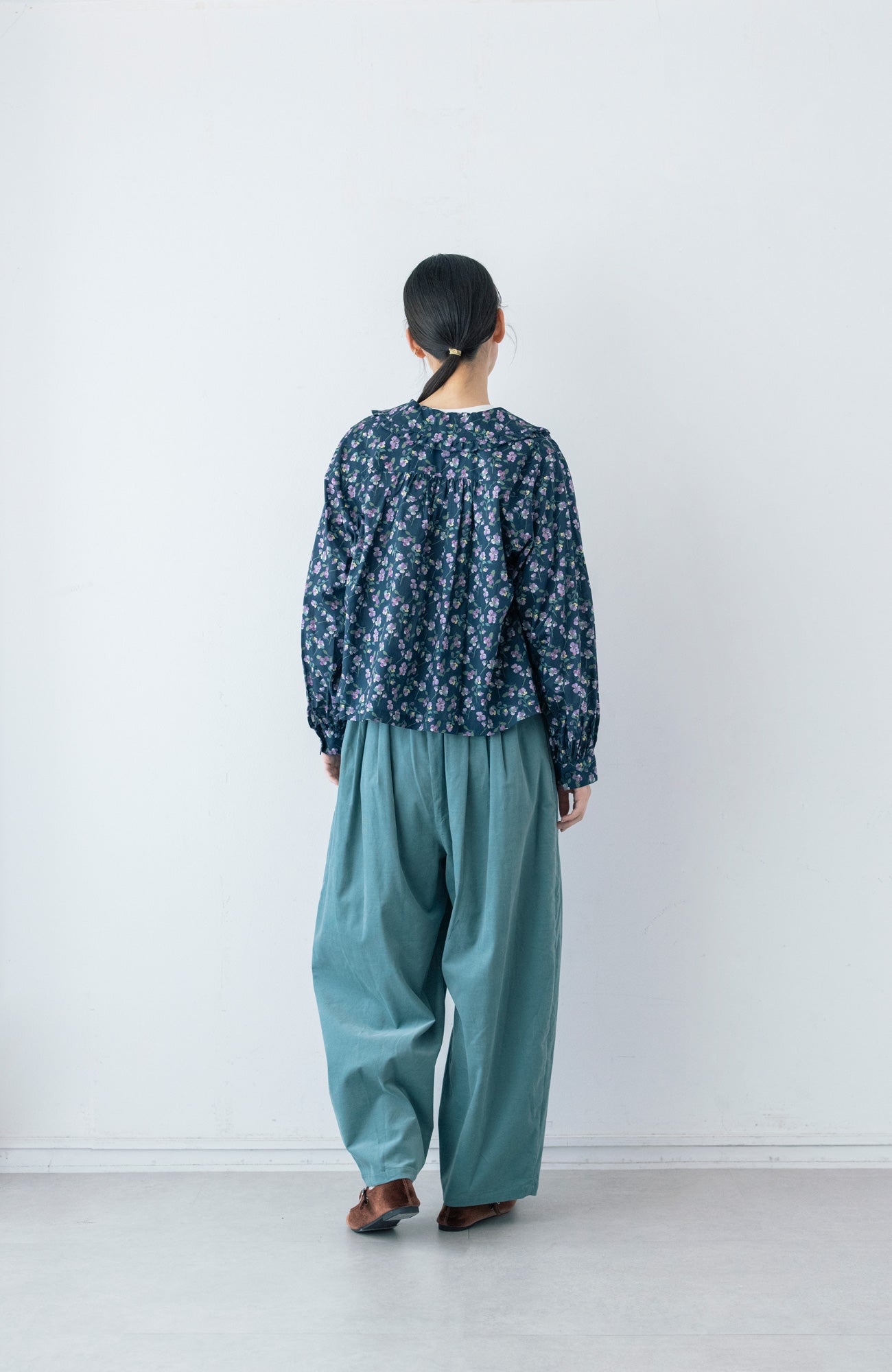 LIBERTY PRINTフラットカラーフリルブラウス(2025-2026 Winter & Pre-spring Collection)