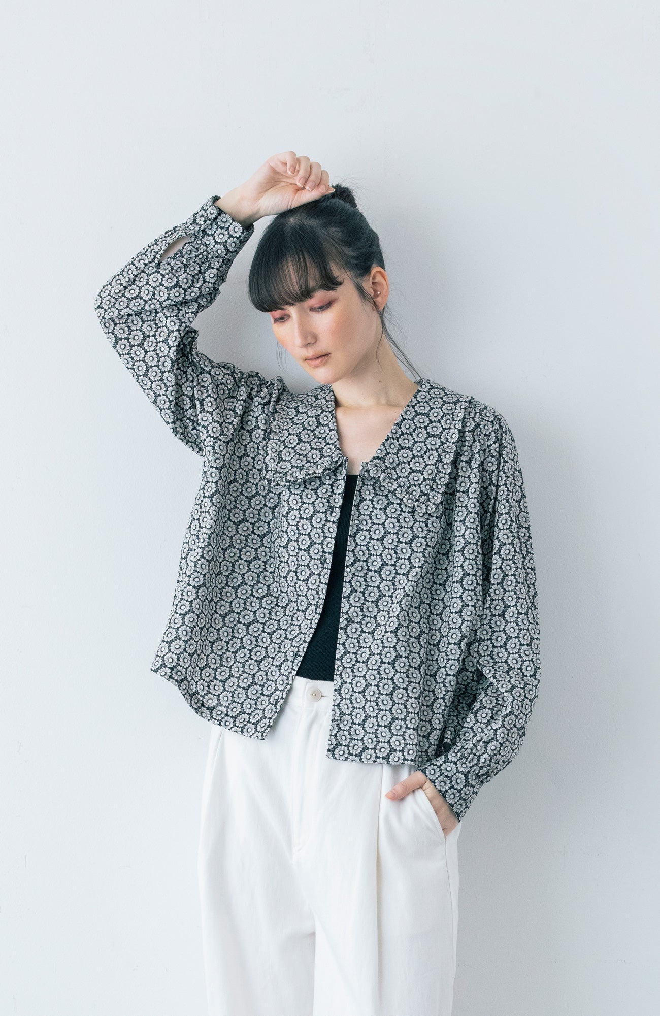 LIBERTY PRINTフラットカラーフリルブラウス(2025-2026 Winter & Pre-spring Collection)