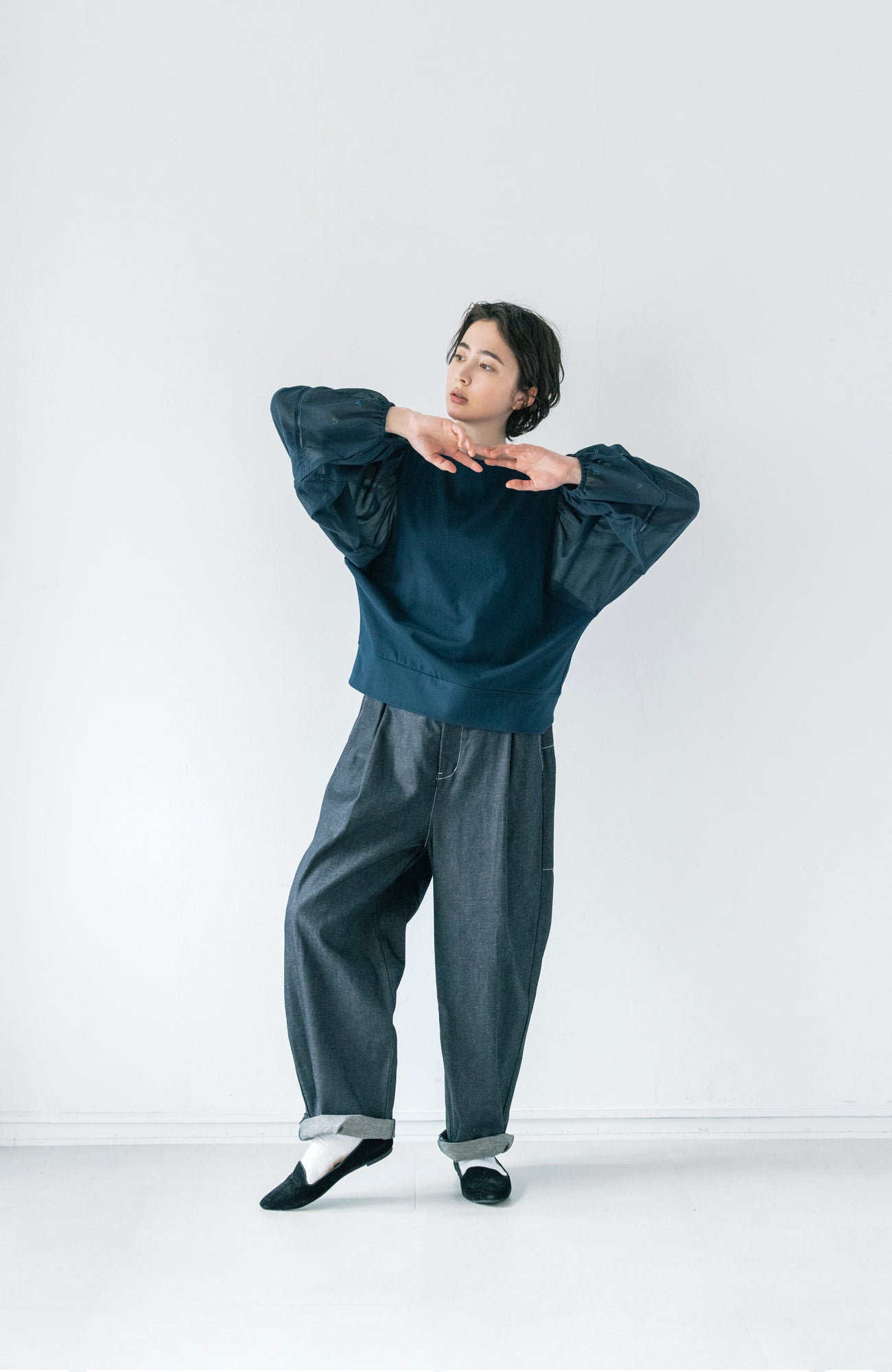 Flower Embroidery Gathered Sleeve Pullover (2025 Autumn & Winter Collection)