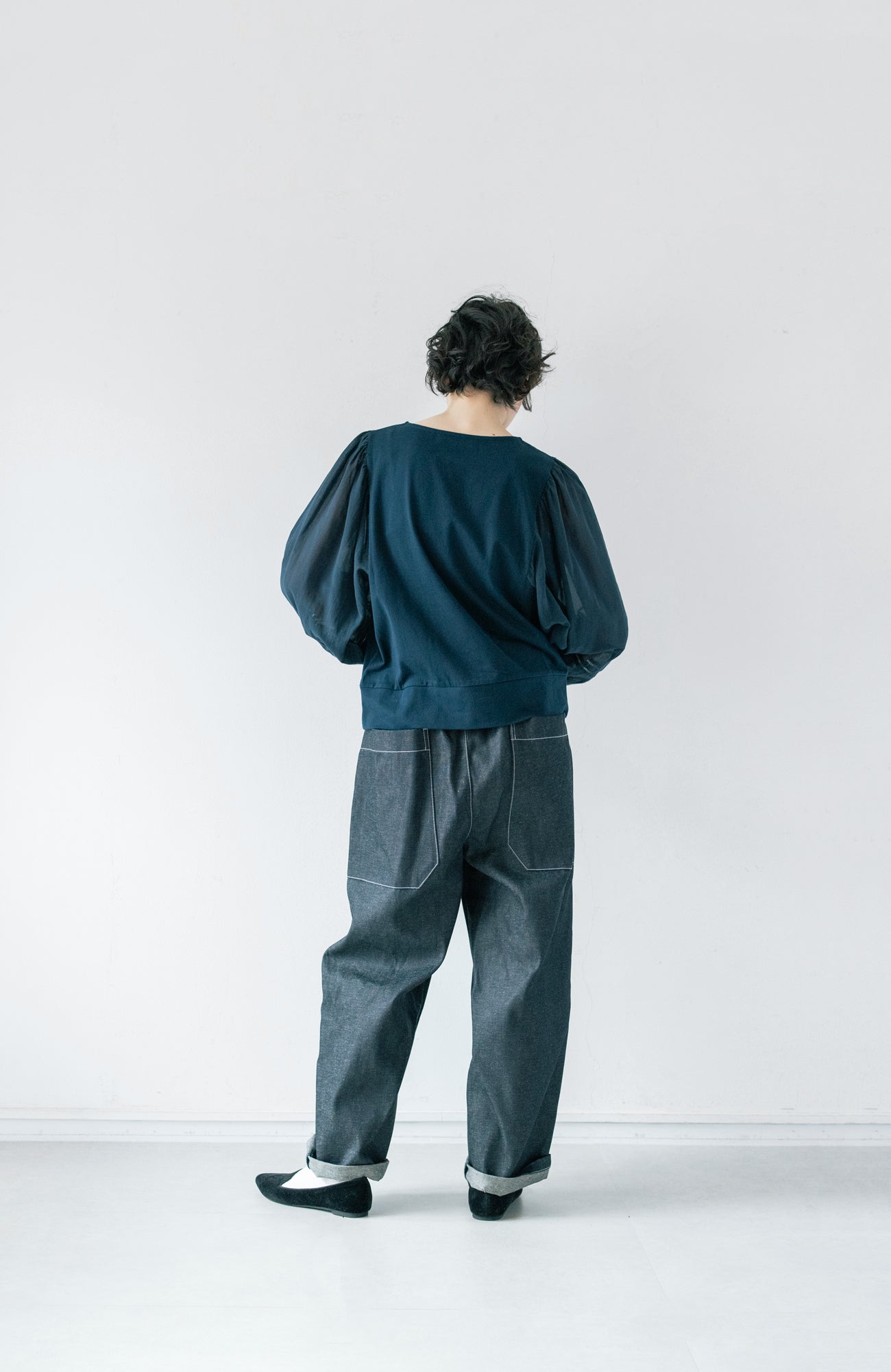 Flower Embroidery Gathered Sleeve Pullover (2025 Autumn & Winter Collection)