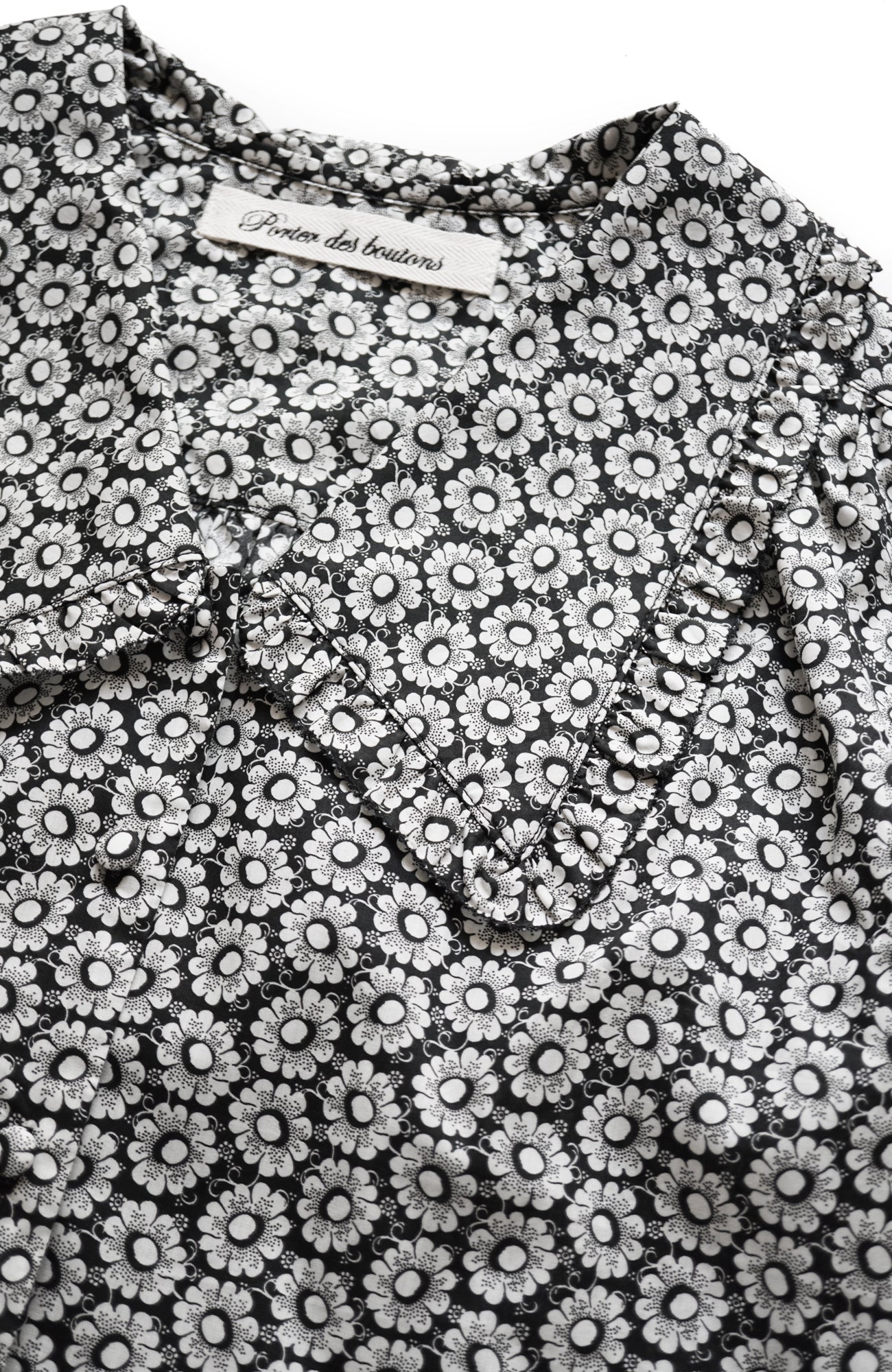 LIBERTY PRINTフラットカラーフリルブラウス(2025-2026 Winter & Pre-spring Collection)