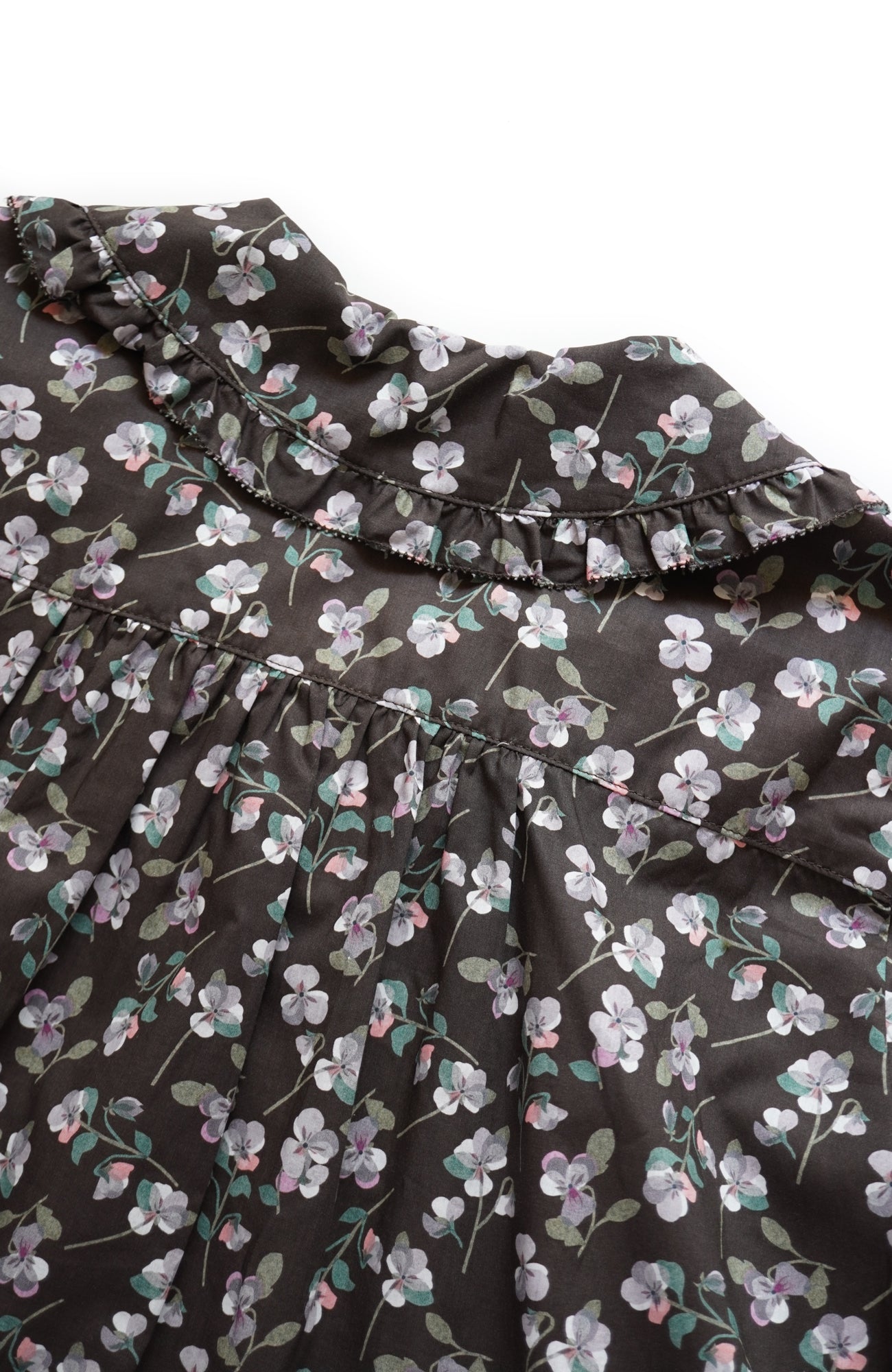 LIBERTY PRINTフラットカラーフリルブラウス(2025-2026 Winter & Pre-spring Collection)