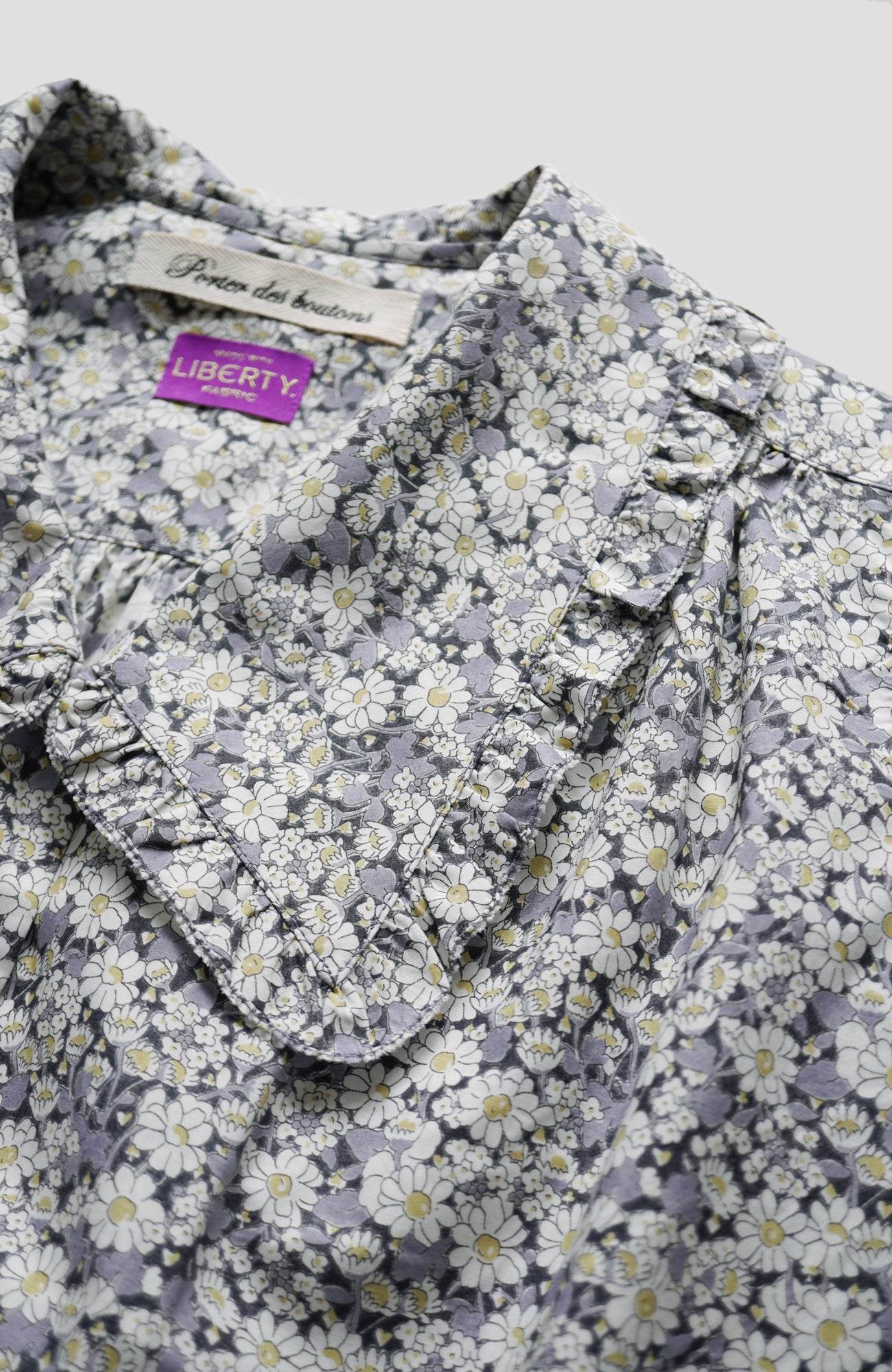 LIBERTY PRINTフラットフリルカラーブラウス(2026-2027 Winter & Pre-spring Collection)