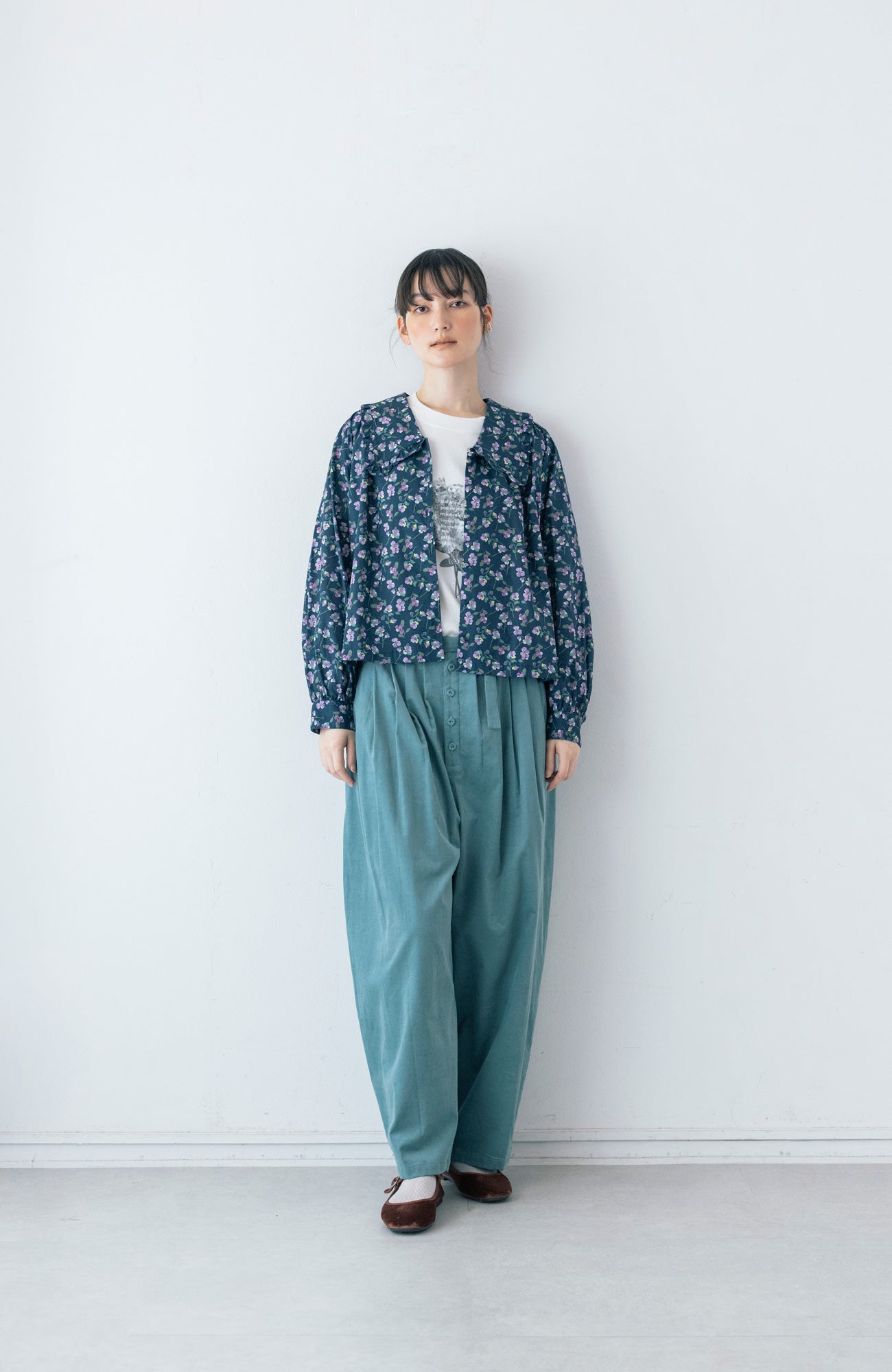 LIBERTY PRINTフラットカラーフリルブラウス(2025-2026 Winter & Pre-spring Collection)