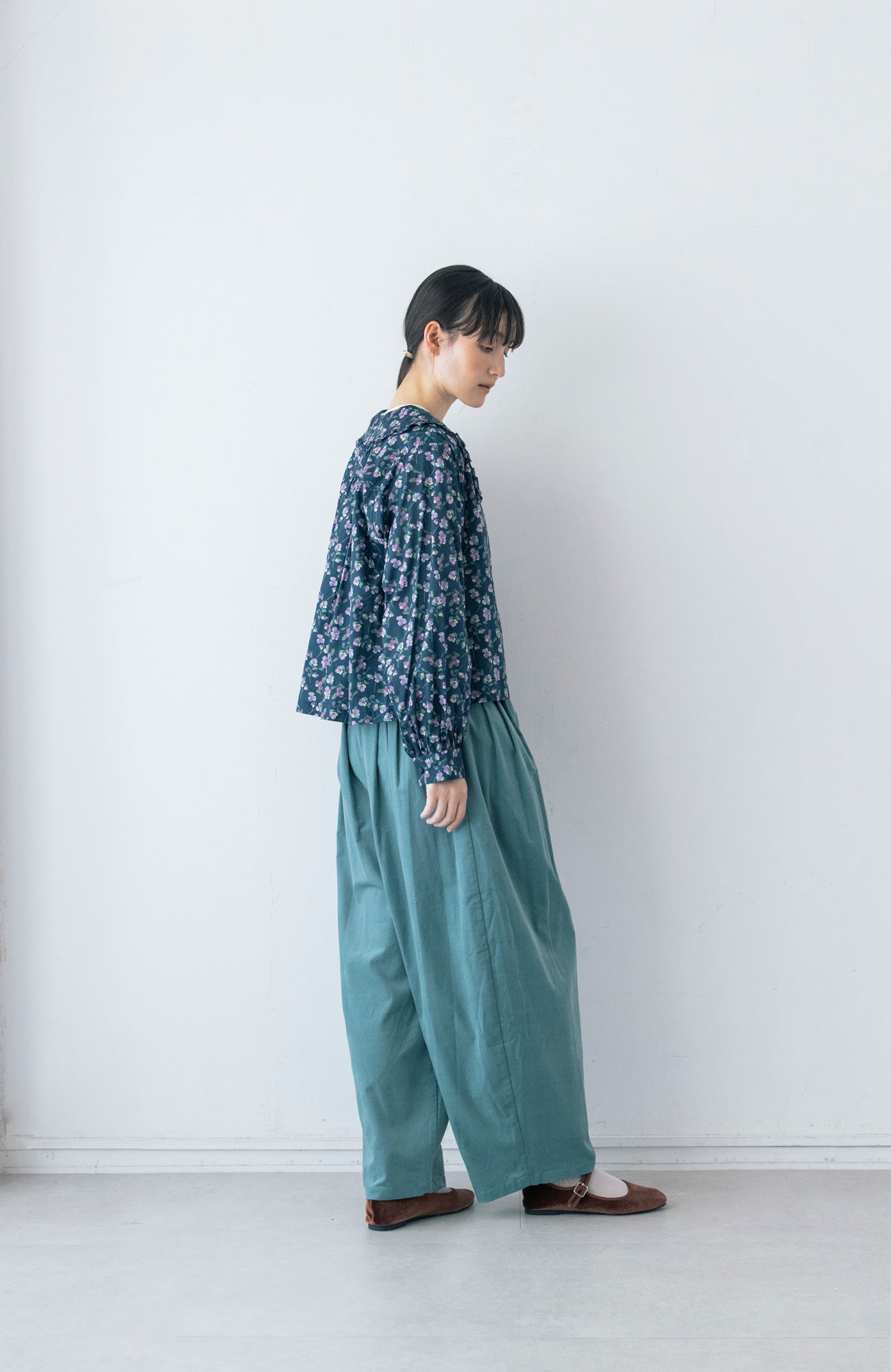 LIBERTY PRINTフラットカラーフリルブラウス(2025-2026 Winter & Pre-spring Collection)