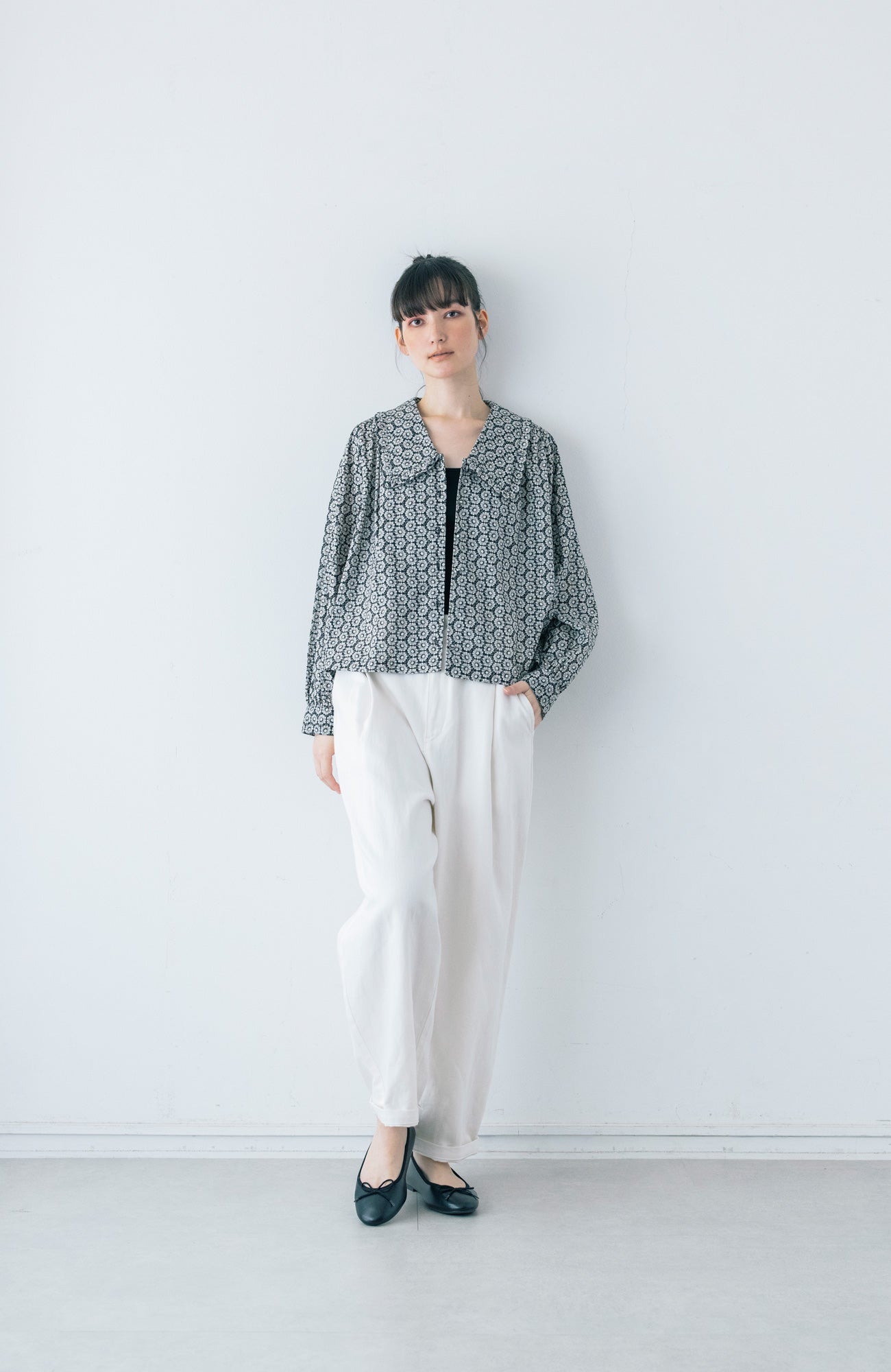 LIBERTY PRINTフラットカラーフリルブラウス(2025-2026 Winter & Pre-spring Collection)