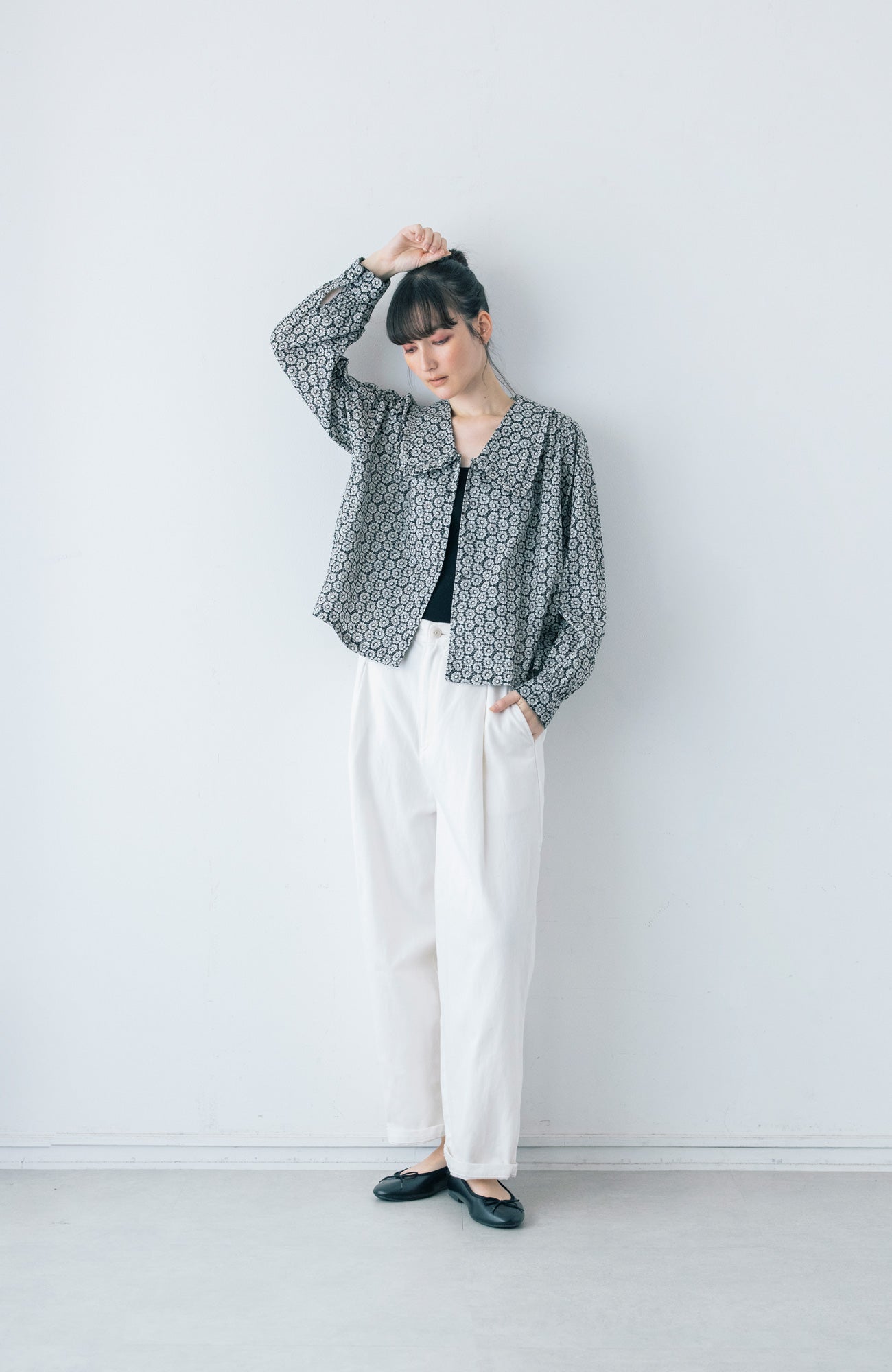 LIBERTY PRINTフラットカラーフリルブラウス(2025-2026 Winter & Pre-spring Collection)