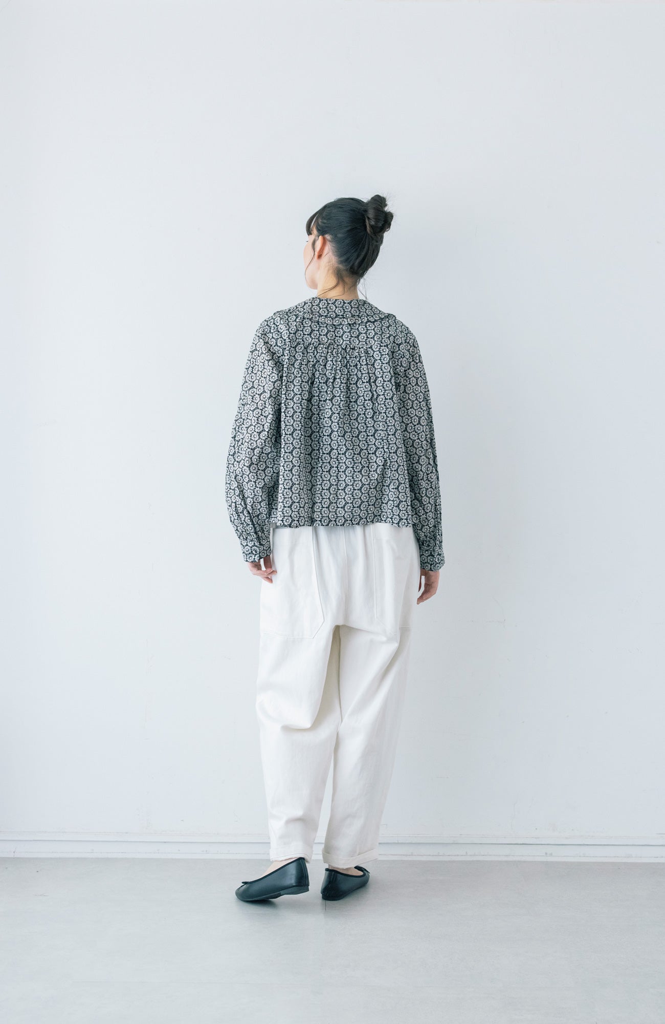 LIBERTY PRINTフラットカラーフリルブラウス(2025-2026 Winter & Pre-spring Collection)