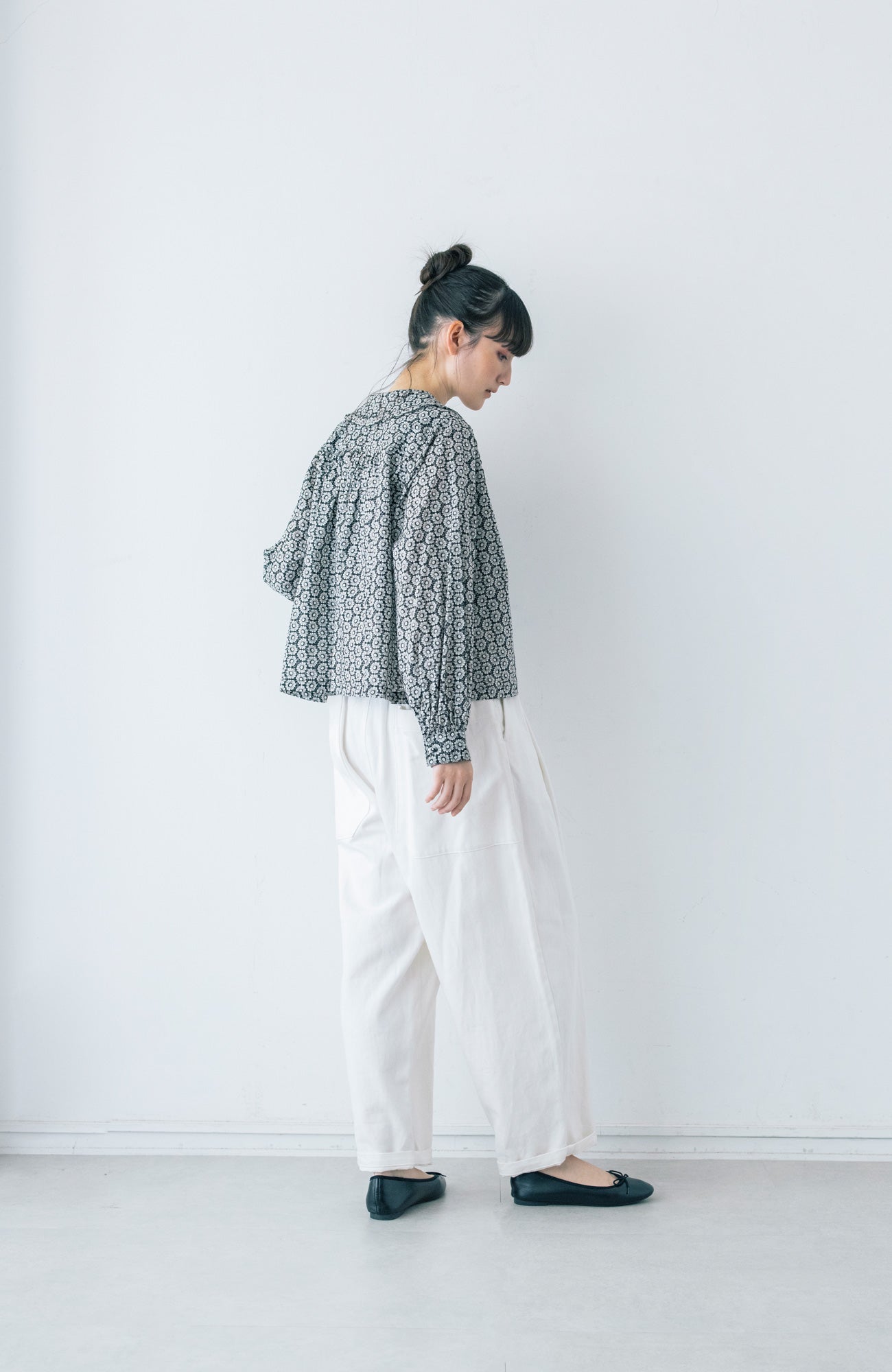 LIBERTY PRINTフラットカラーフリルブラウス(2025-2026 Winter & Pre-spring Collection)