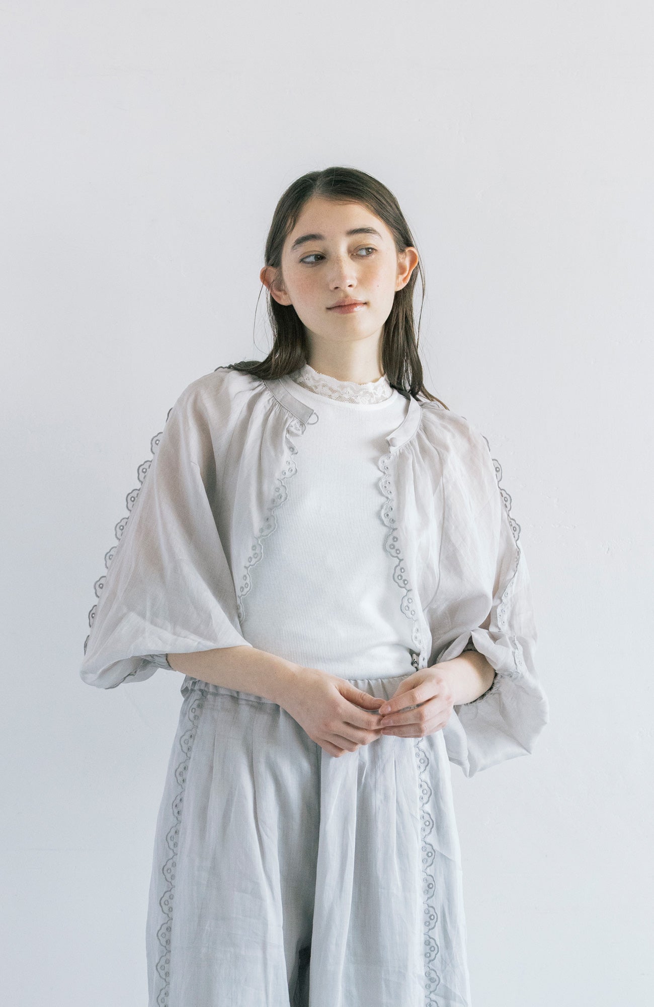 ボーラースカラップスリーブブラウス(2025 Summer Collection)
