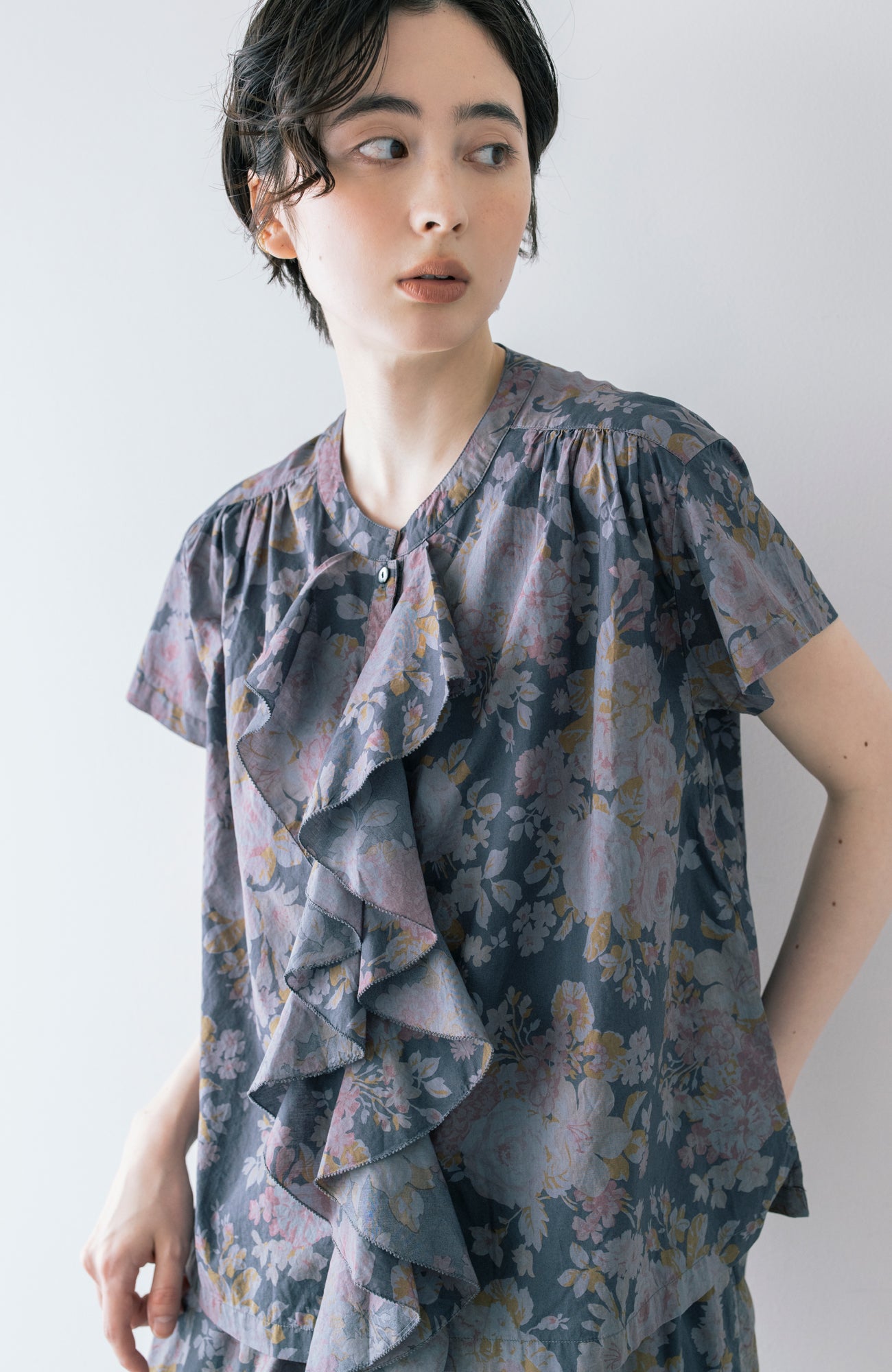 LIBERTY PRINTフロントラッフルブラウス(2026 Summer Collection)