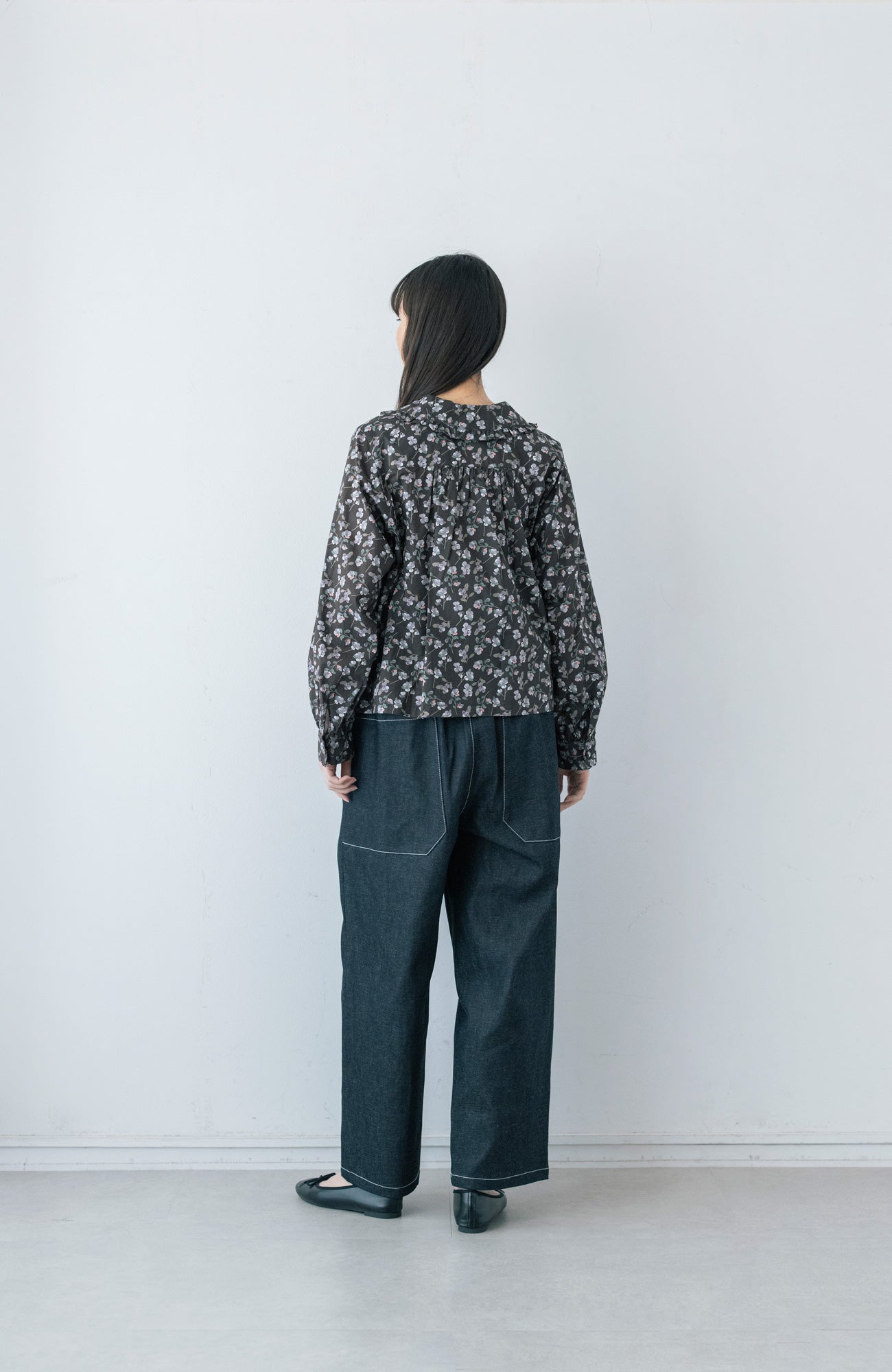 LIBERTY PRINTフラットカラーフリルブラウス(2025-2026 Winter & Pre-spring Collection)