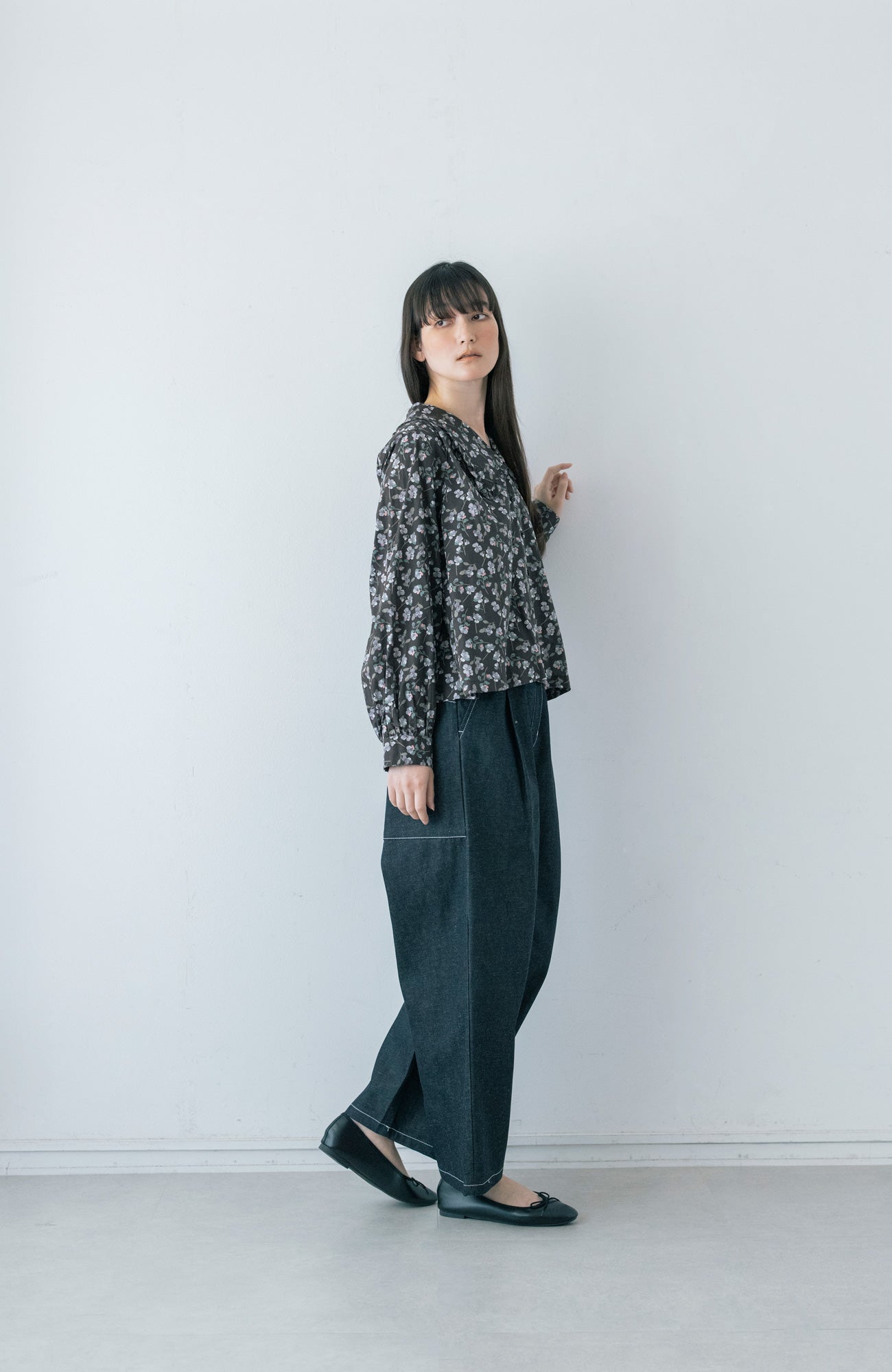 LIBERTY PRINTフラットカラーフリルブラウス(2025-2026 Winter & Pre-spring Collection)