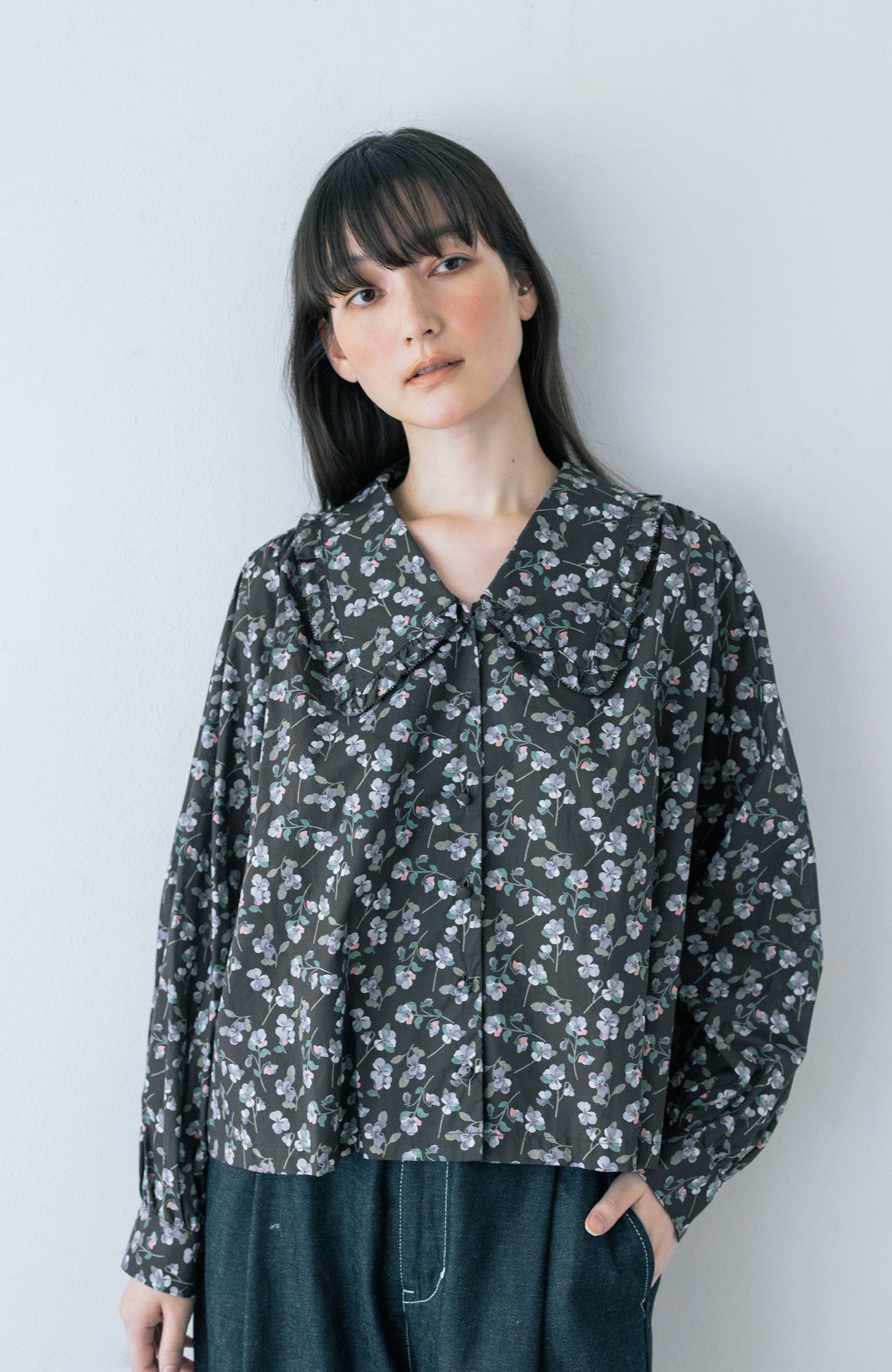 LIBERTY PRINTフラットカラーフリルブラウス(2025-2026 Winter & Pre-spring Collection)