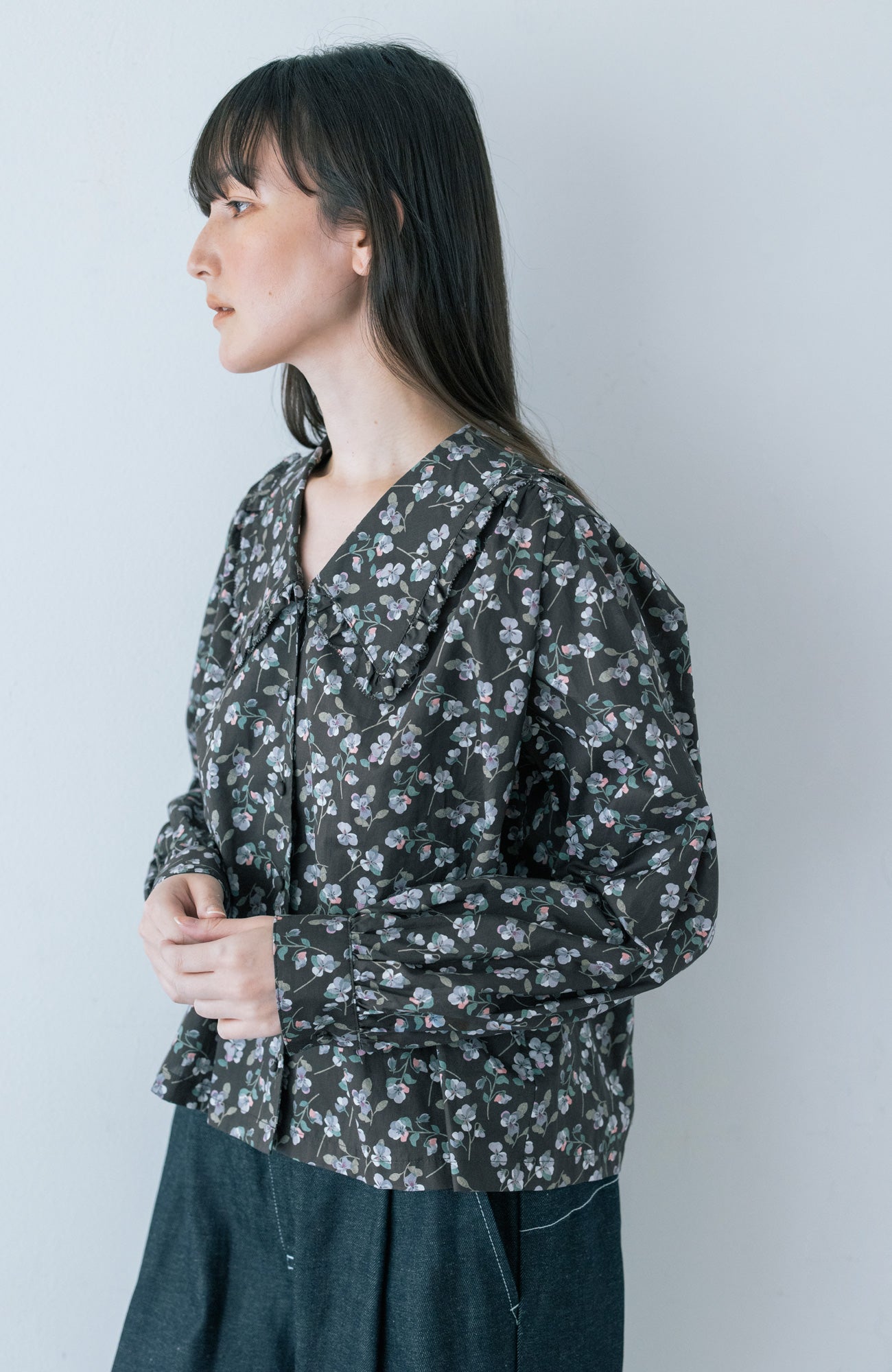 LIBERTY PRINTフラットカラーフリルブラウス(2025-2026 Winter & Pre-spring Collection)