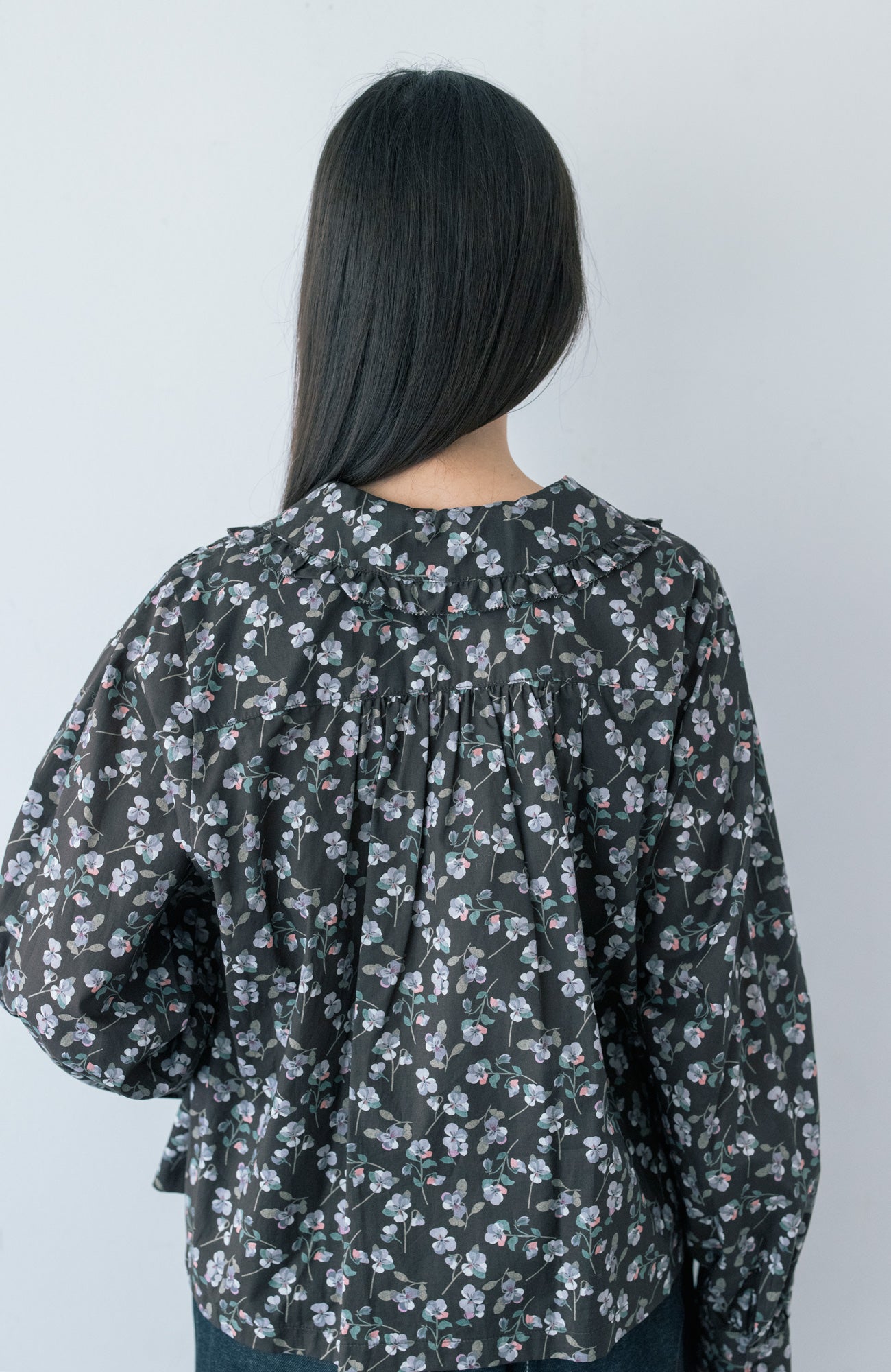 LIBERTY PRINTフラットカラーフリルブラウス(2025-2026 Winter & Pre-spring Collection)