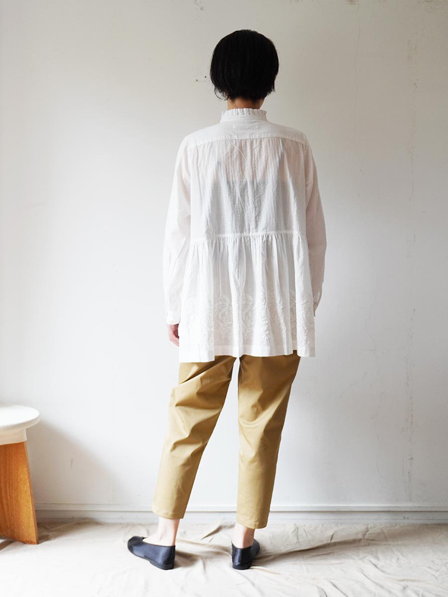 コード刺繍ブラウス